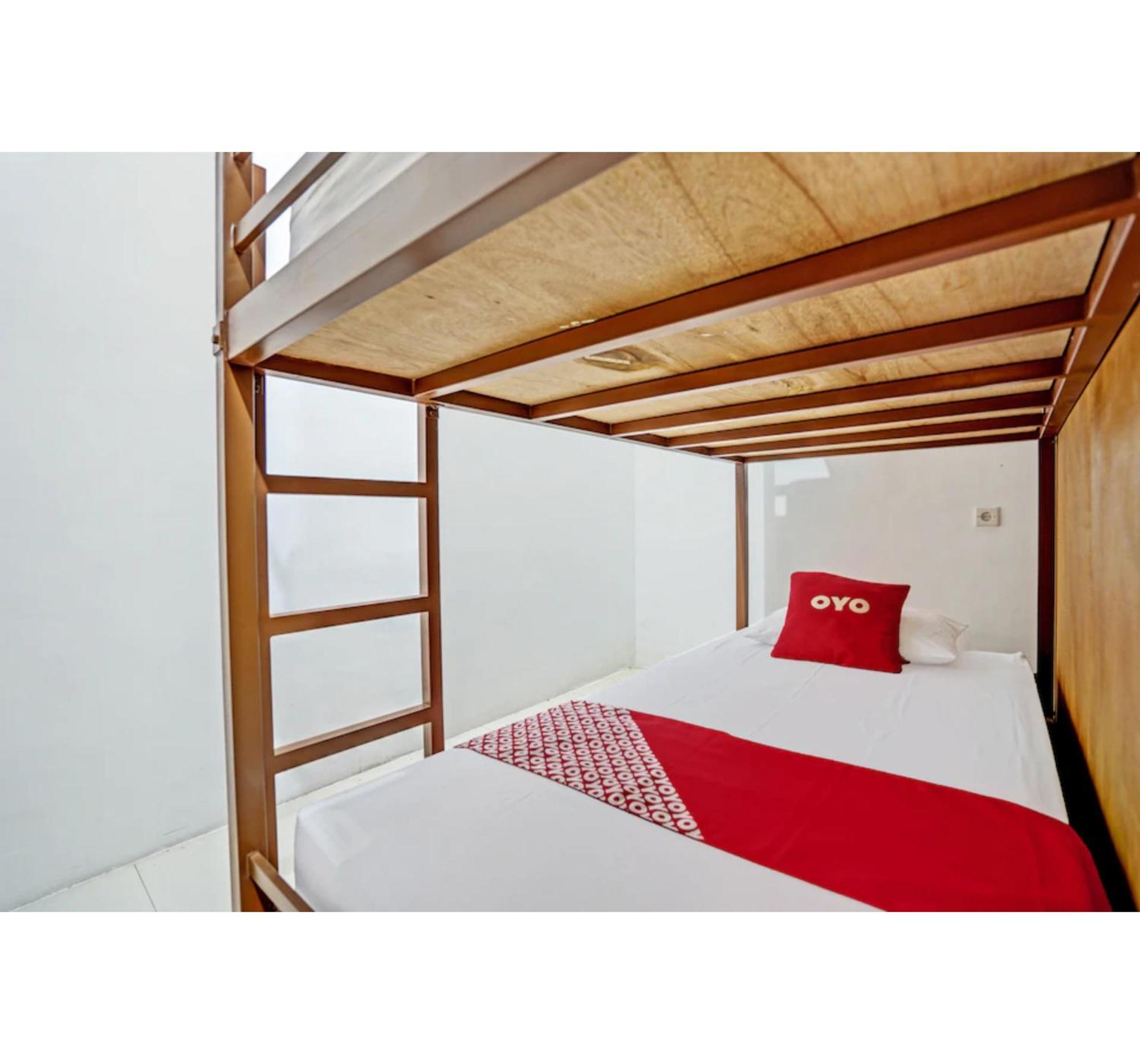 Super Oyo 3702 Homestay Bougenville Syariah Lamongan エクステリア 写真