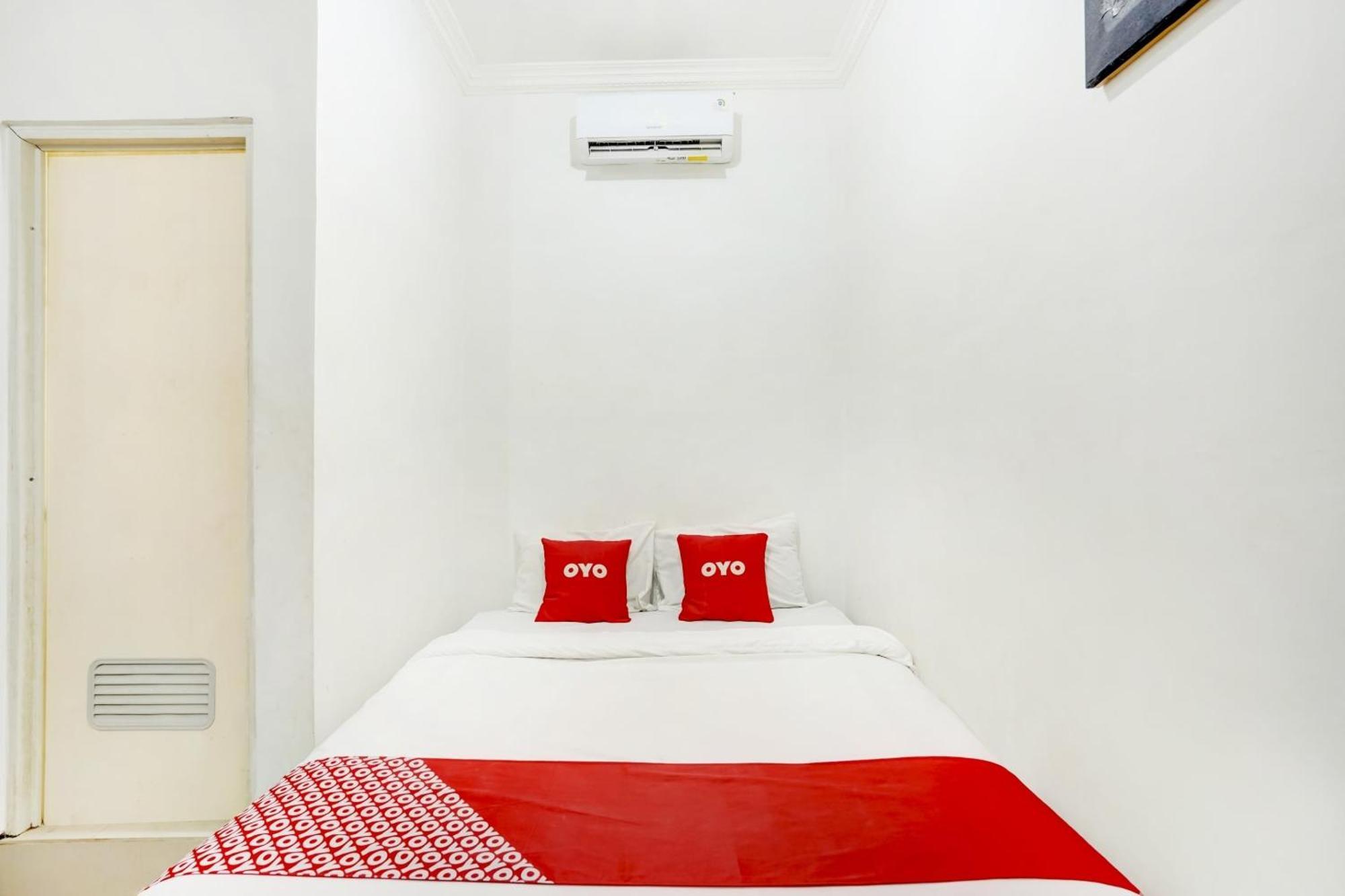 Super Oyo 3702 Homestay Bougenville Syariah Lamongan エクステリア 写真