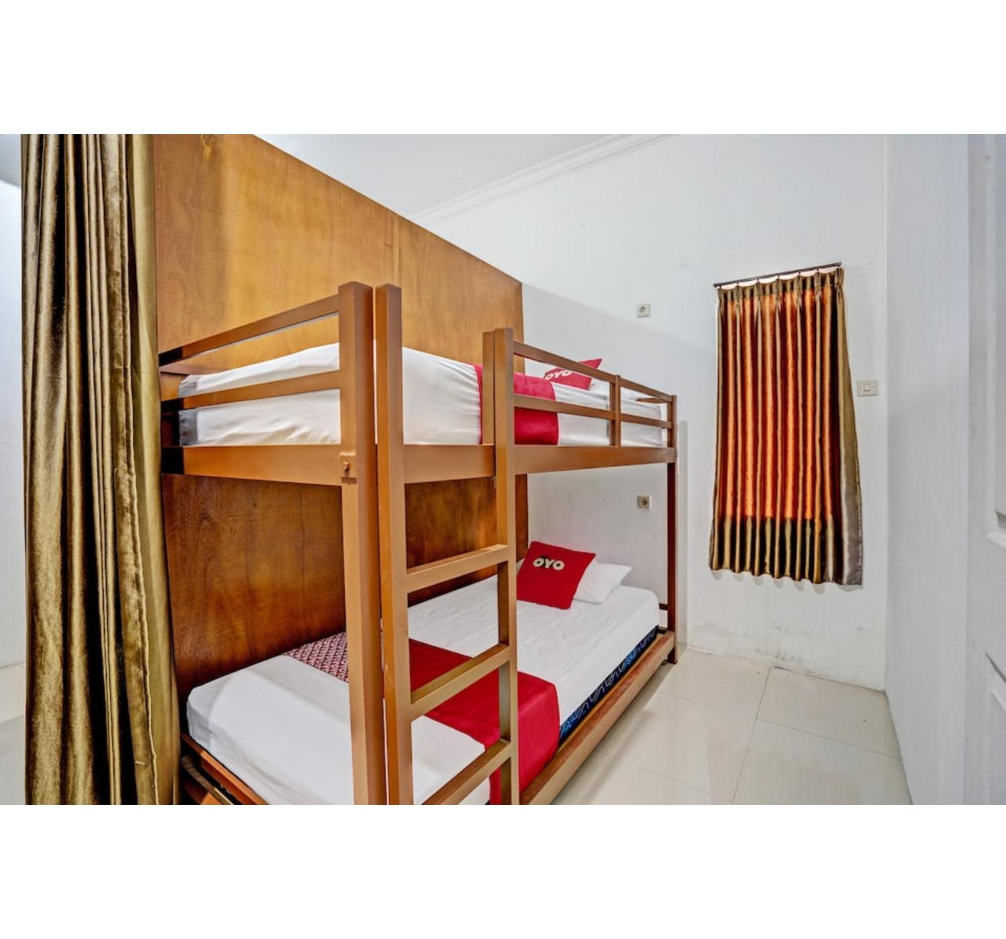Super Oyo 3702 Homestay Bougenville Syariah Lamongan エクステリア 写真