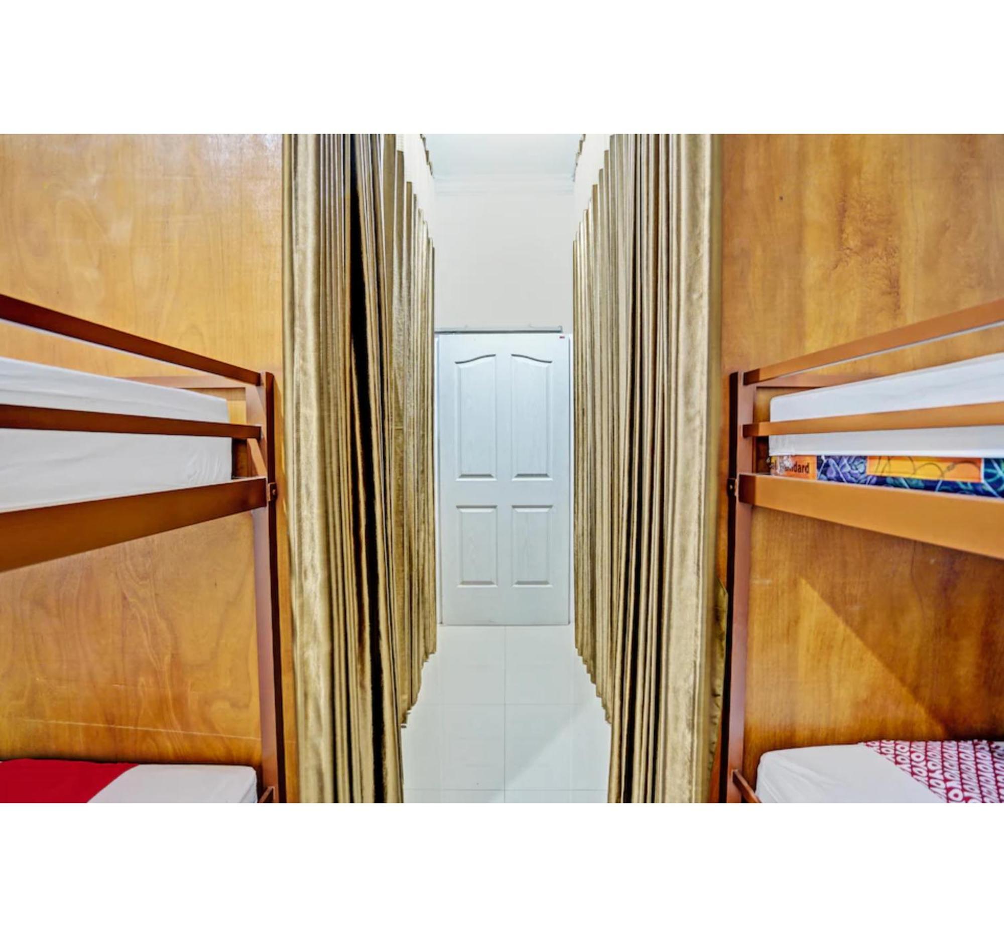 Super Oyo 3702 Homestay Bougenville Syariah Lamongan エクステリア 写真