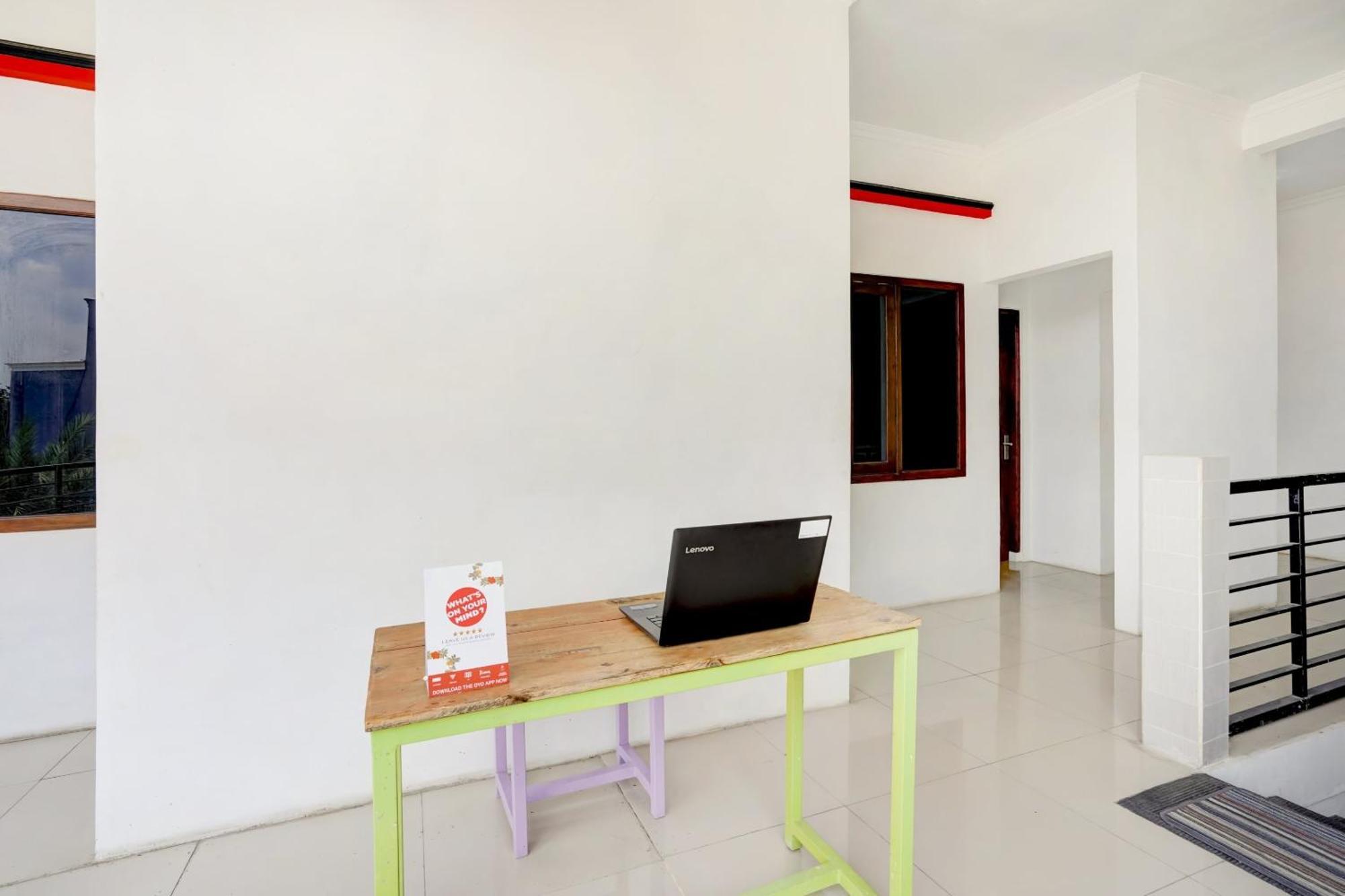 Super Oyo 3702 Homestay Bougenville Syariah Lamongan エクステリア 写真