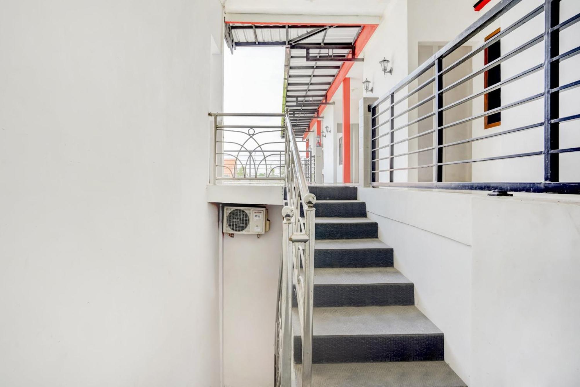 Super Oyo 3702 Homestay Bougenville Syariah Lamongan エクステリア 写真