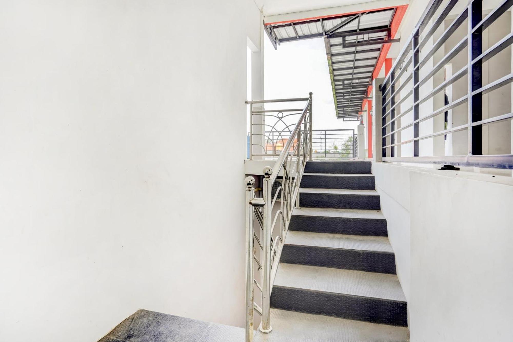 Super Oyo 3702 Homestay Bougenville Syariah Lamongan エクステリア 写真