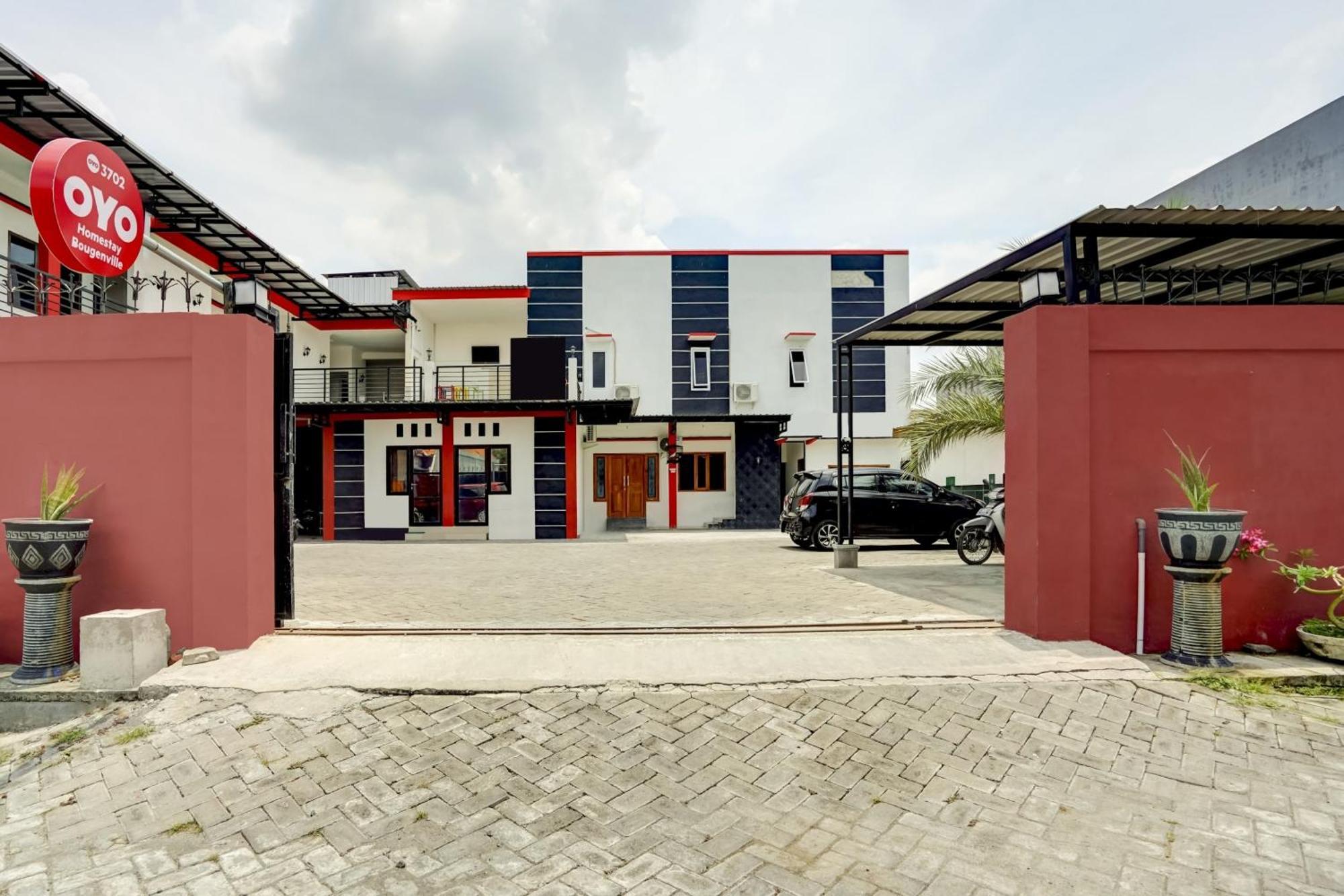 Super Oyo 3702 Homestay Bougenville Syariah Lamongan エクステリア 写真