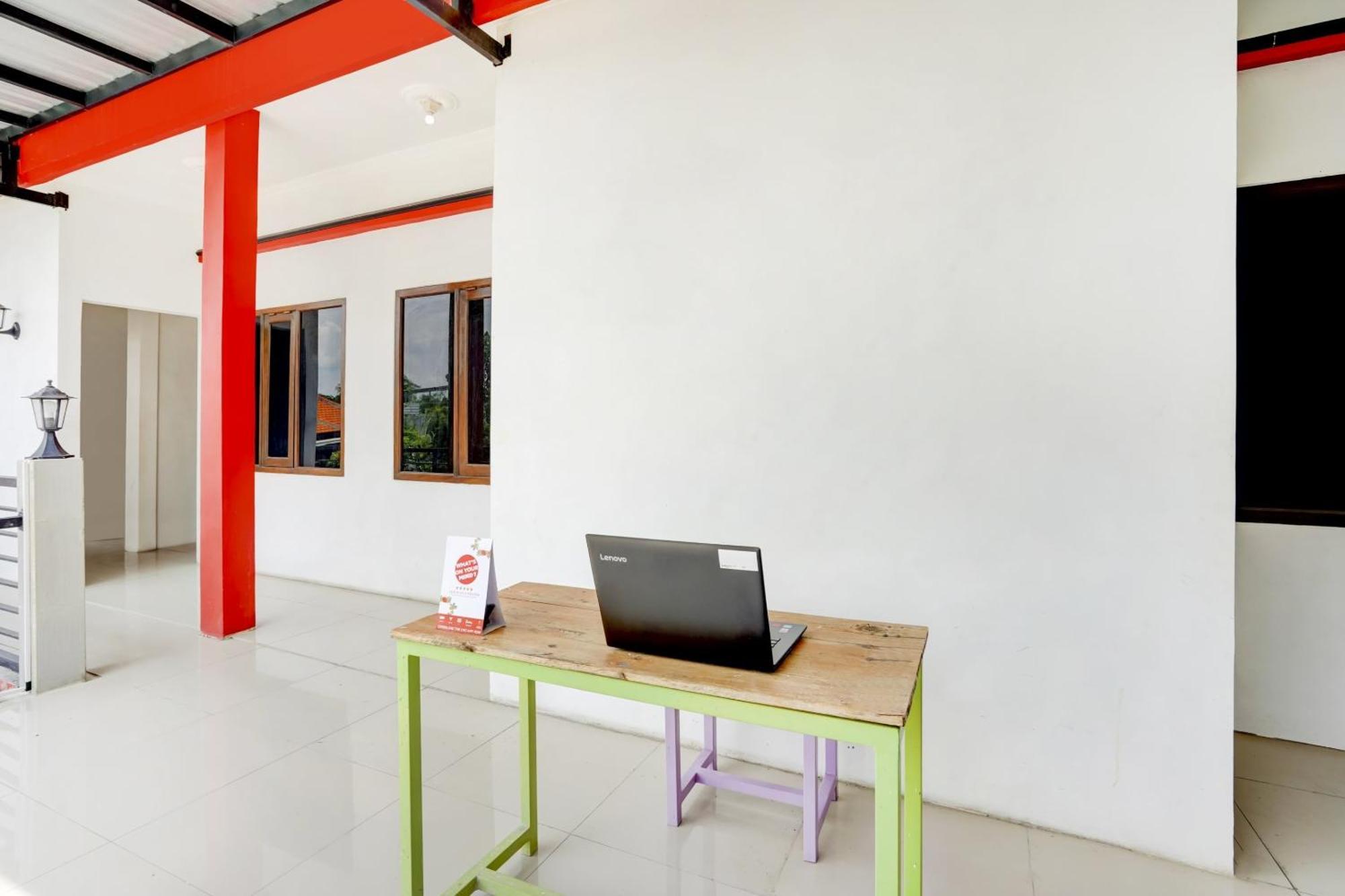 Super Oyo 3702 Homestay Bougenville Syariah Lamongan エクステリア 写真