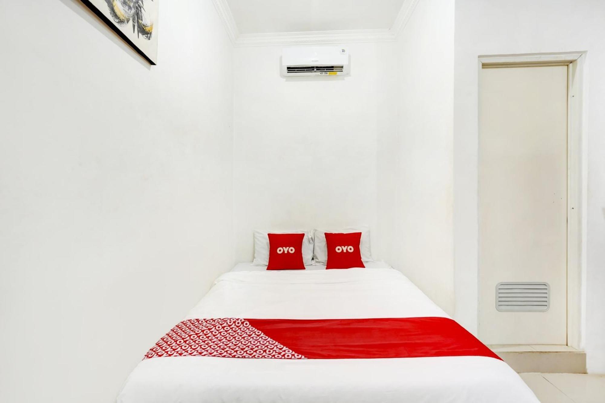 Super Oyo 3702 Homestay Bougenville Syariah Lamongan エクステリア 写真