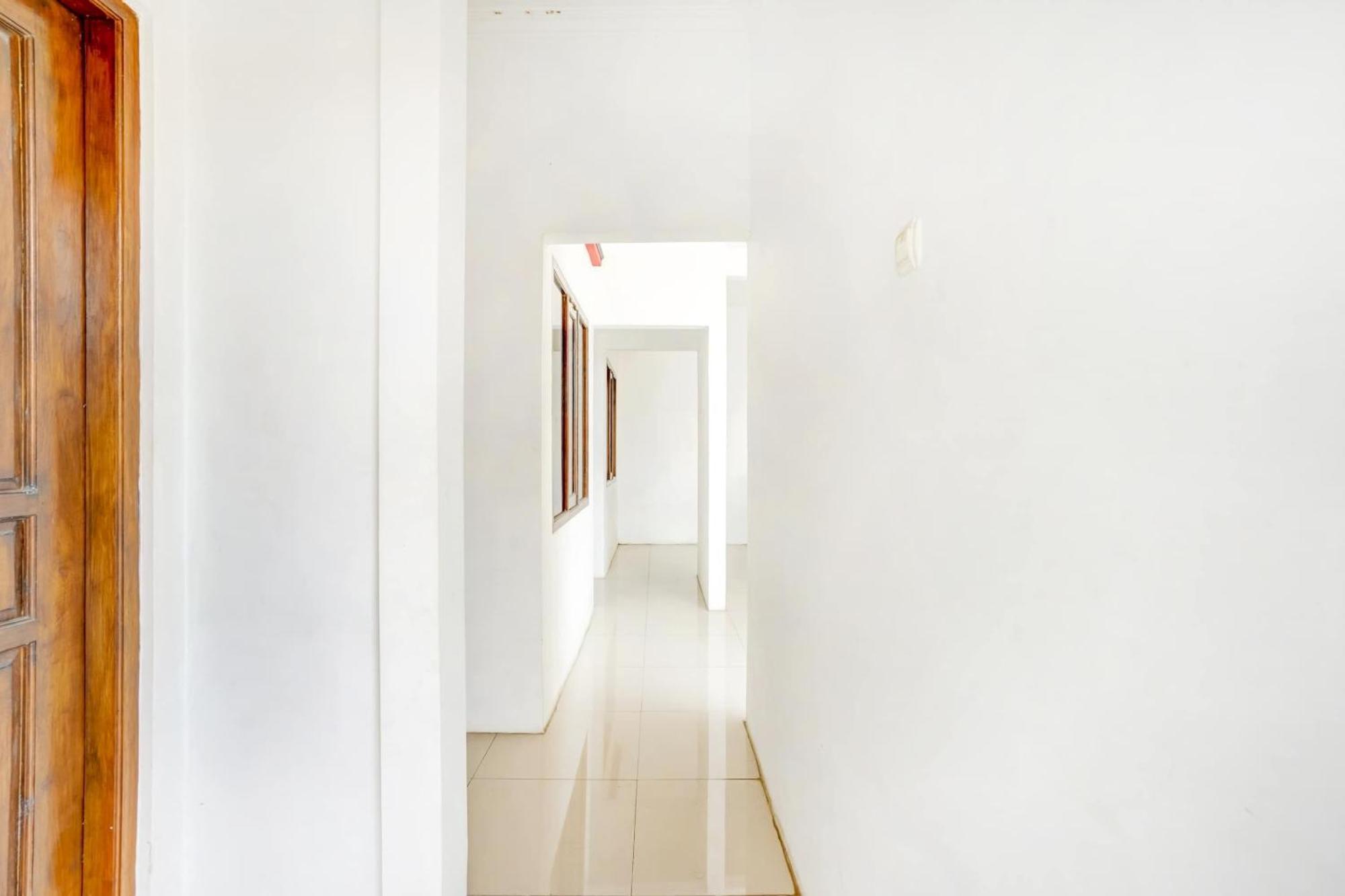 Super Oyo 3702 Homestay Bougenville Syariah Lamongan エクステリア 写真