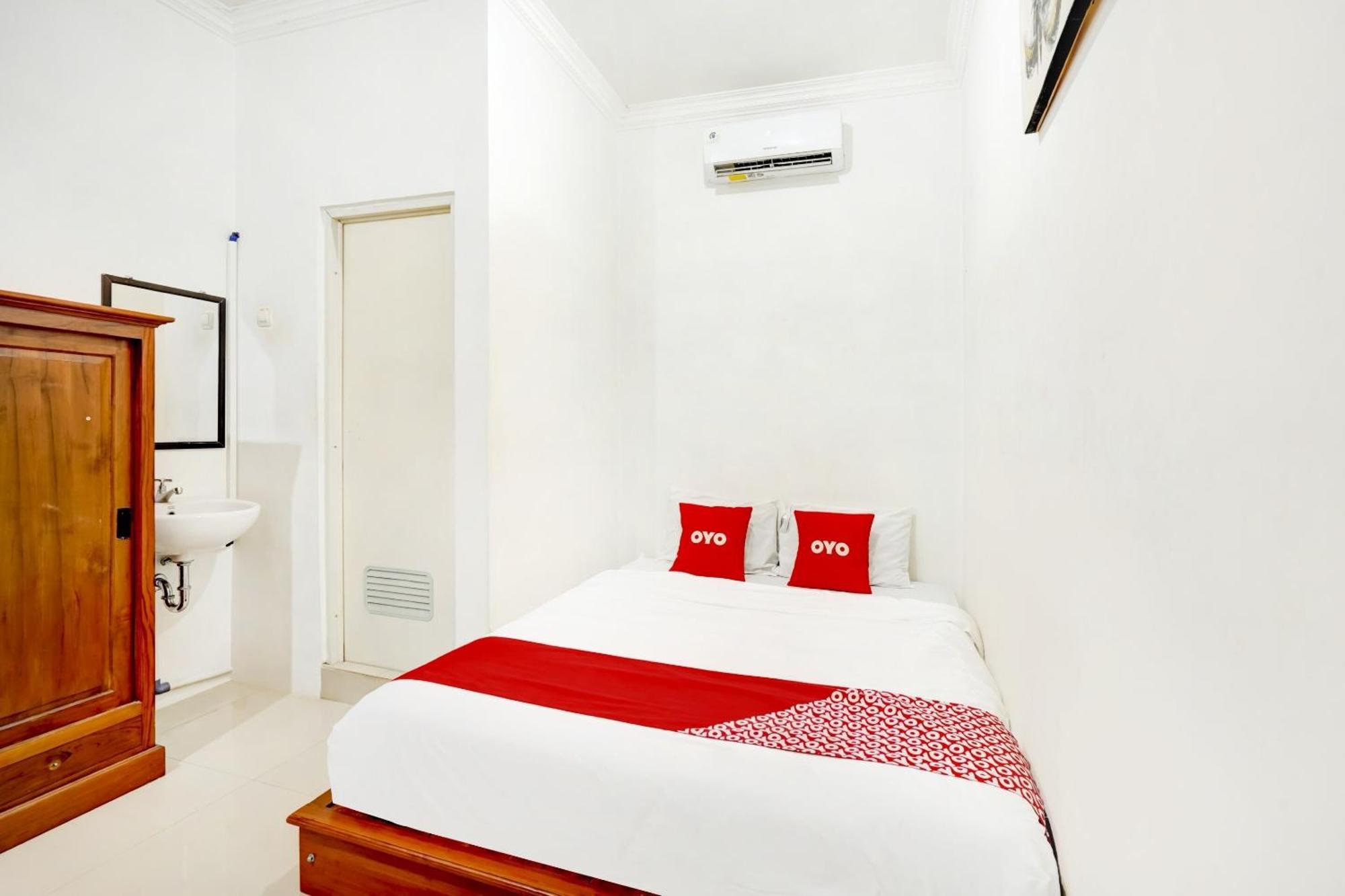 Super Oyo 3702 Homestay Bougenville Syariah Lamongan エクステリア 写真