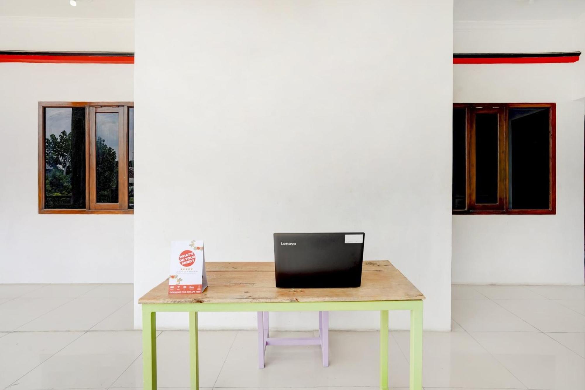 Super Oyo 3702 Homestay Bougenville Syariah Lamongan エクステリア 写真
